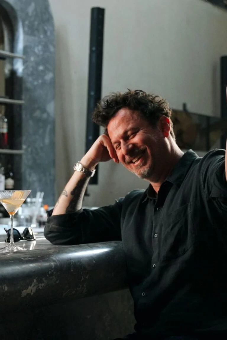 Alê D’Agostino revela como preparar o Dry Martini perfeito
