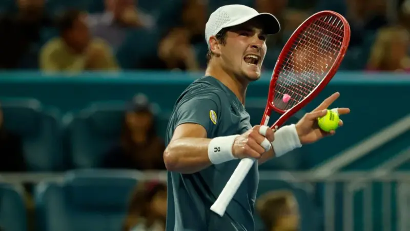 Alcaraz elimina João Fonseca com duplo 6-4 e avança em Miami