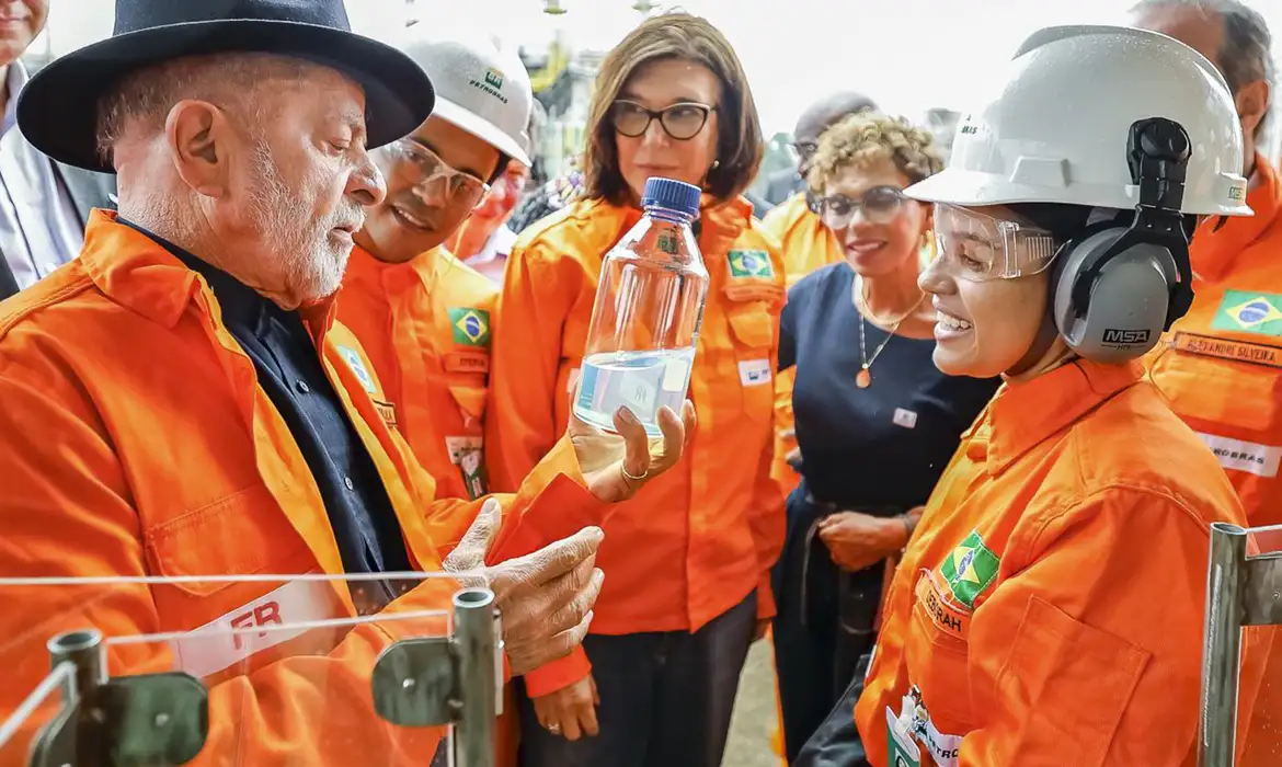 Lula propõe criação de reserva estratégica de combustíveis para proteger abastecimento