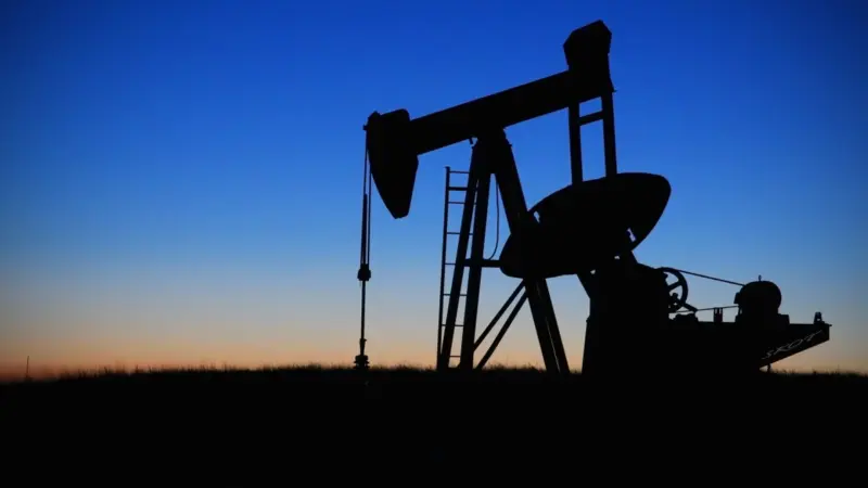 Petróleo recua após se aproximar de US$ 120 e passa a ser negociado perto de US$ 100