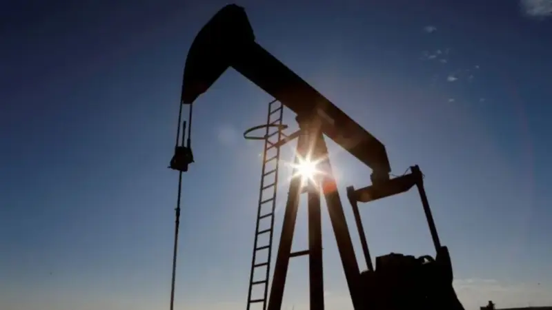 EUA autorizam compra temporária de petróleo russo retido no mar; barril segue acima de US$ 100