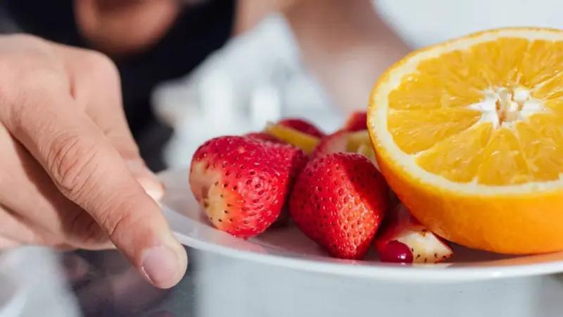 Sete frutas além da laranja que ajudam a fortalecer o cabelo