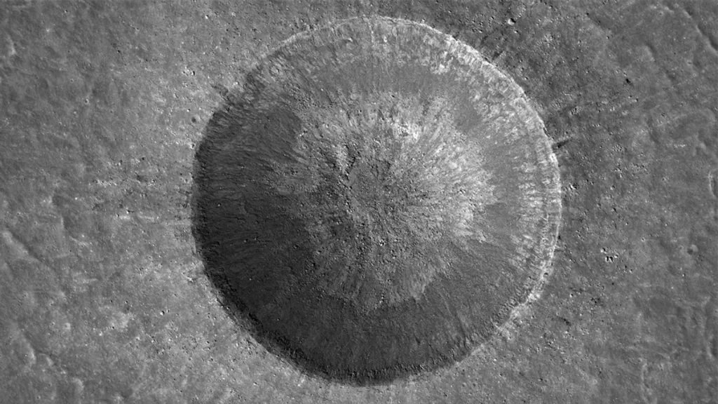 NASA identifica cratera lunar recém-formada de 225 metros