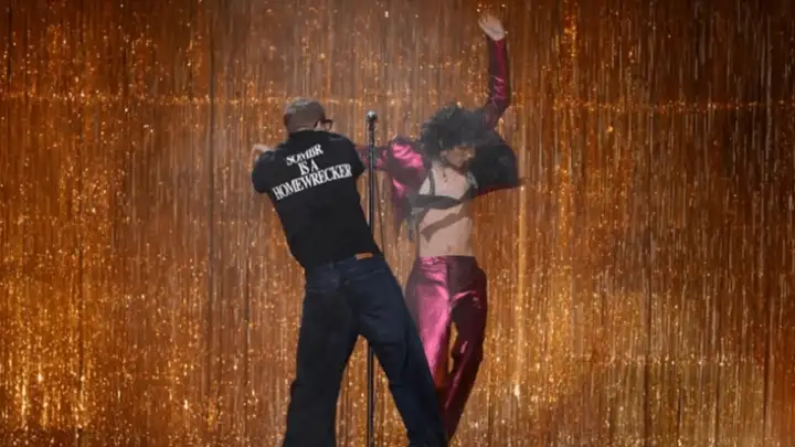 Sombr é empurrado no palco do Brit Awards; equipe diz que cena foi planejada