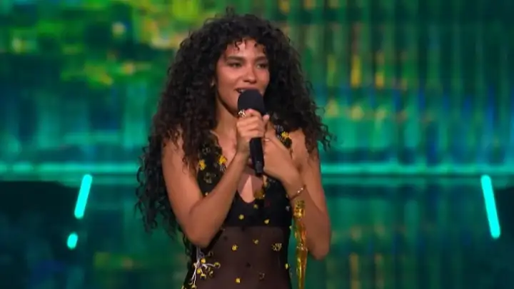 Olivia Dean é a grande vencedora do Brit Awards 2026 com quatro troféus