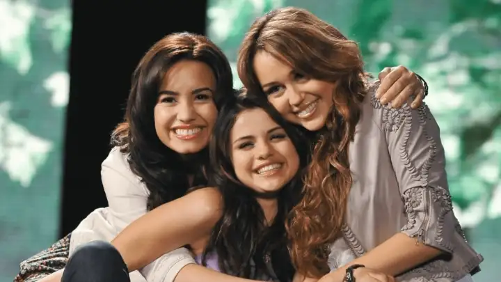 Demi Lovato diz que foi “desafiador” crescer ao lado de Miley Cyrus e Selena Gomez no Disney Channel