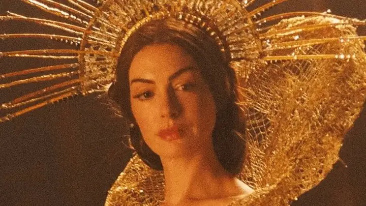 Anne Hathaway lança single “Burial” e participa da trilha de “Mother Mary”