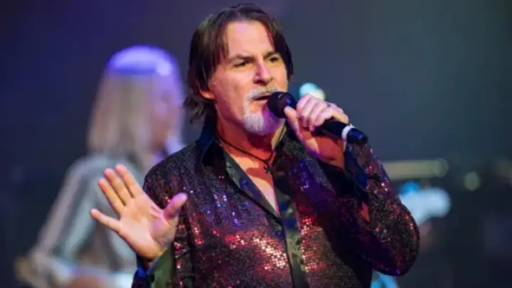 Tommy DeCarlo, vocalista do Boston, morre aos 60 anos por câncer no cérebro