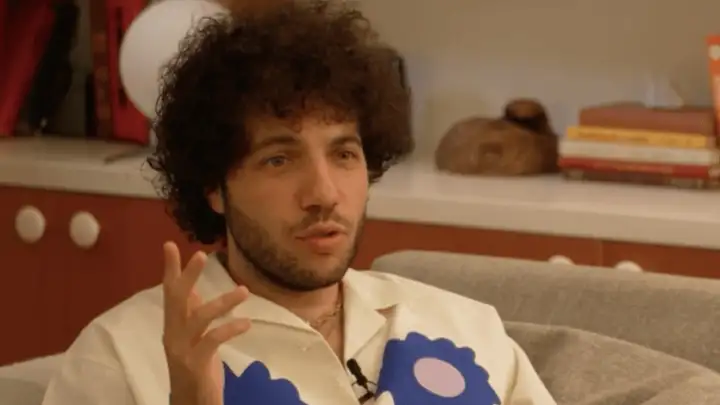 Benny Blanco responde a críticas sobre pés sujos e comenta hábitos de higiene no podcast Friends Keep Secrets