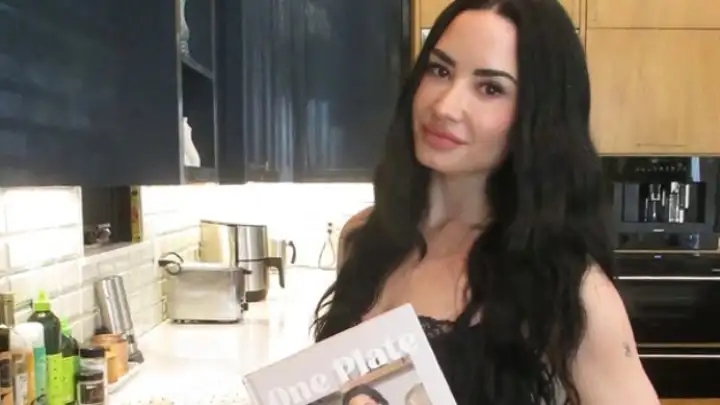 Demi Lovato conta como superou a bulimia e transformou a recuperação em um livro de receitas