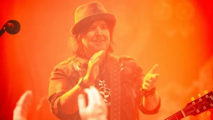 Morre Phil Campbell, guitarrista do Motörhead, aos 64 anos
