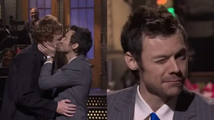 Harry Styles beija ator ao vivo no SNL ao comentar críticas sobre “queerbaiting”