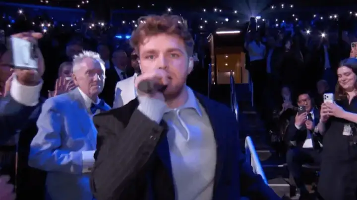 Alex Warren relata pane técnica no Grammy 2026: “Achei que minha carreira tivesse acabado”