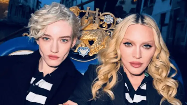 Madonna e Julia Garner fazem lip-sync de “Like a Virgin” em gôndola durante gravações em Veneza