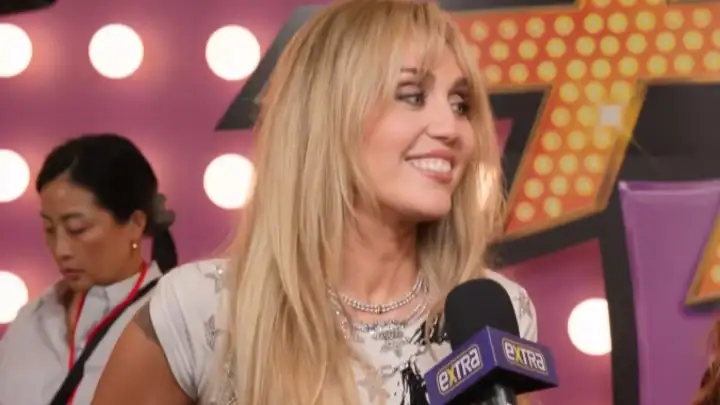 Miley Cyrus reúne elenco original de Hannah Montana na première do especial de 20 anos