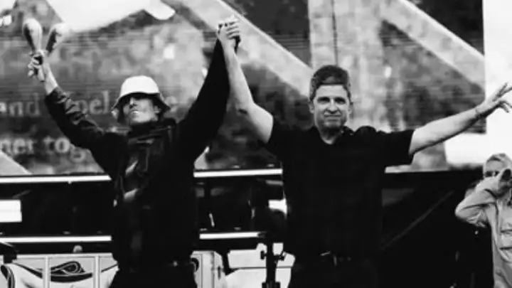 Noel e Liam Gallagher assistem juntos ao título do Manchester City em Wembley e mantêm reconciliação após turnê