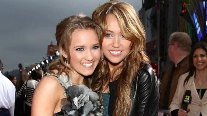 Emily Osment explica ausência no especial de 20 anos de Hannah Montana