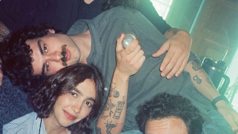 FOTO EM GRUPO relata surpresa com anúncio misterioso no line-up do Lollapalooza e fala sobre preparação para show