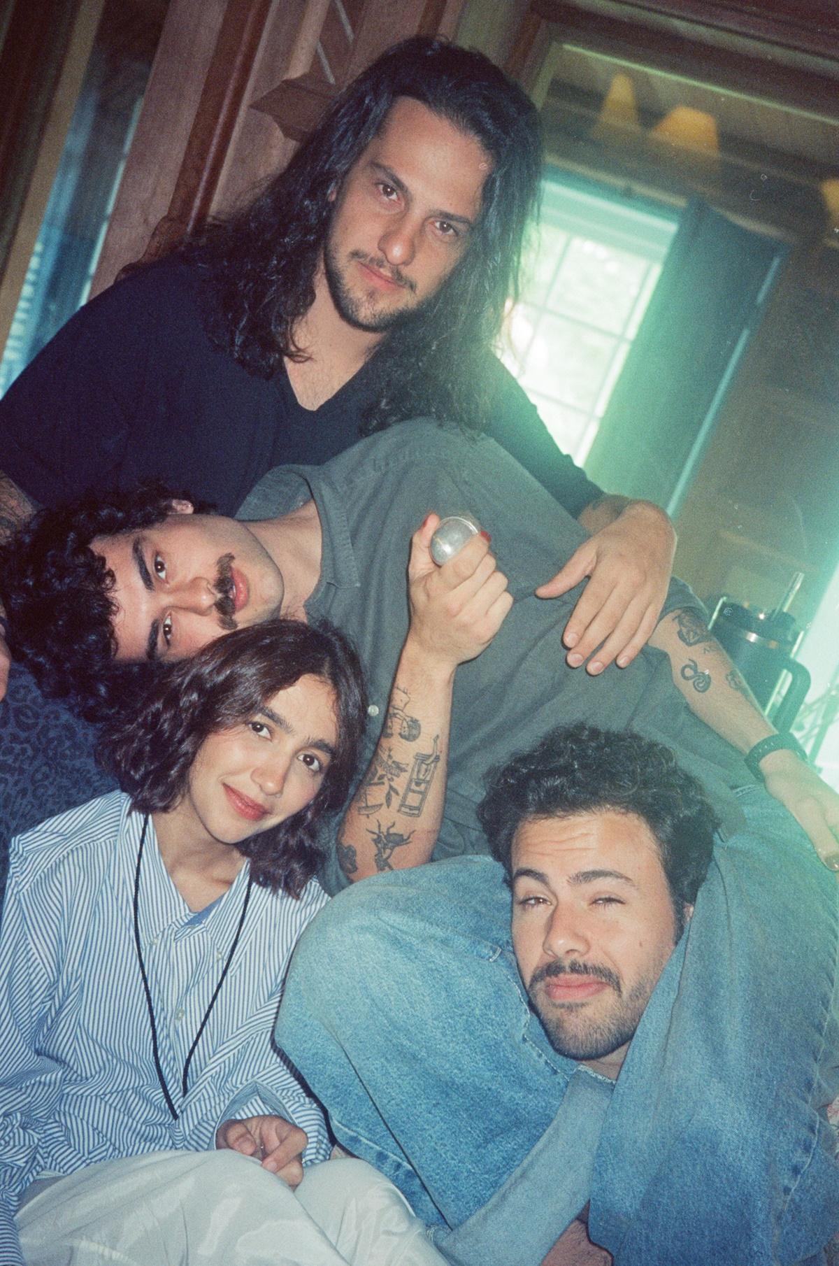 FOTO EM GRUPO relata surpresa com anúncio misterioso no line-up do Lollapalooza e fala sobre preparação para show
