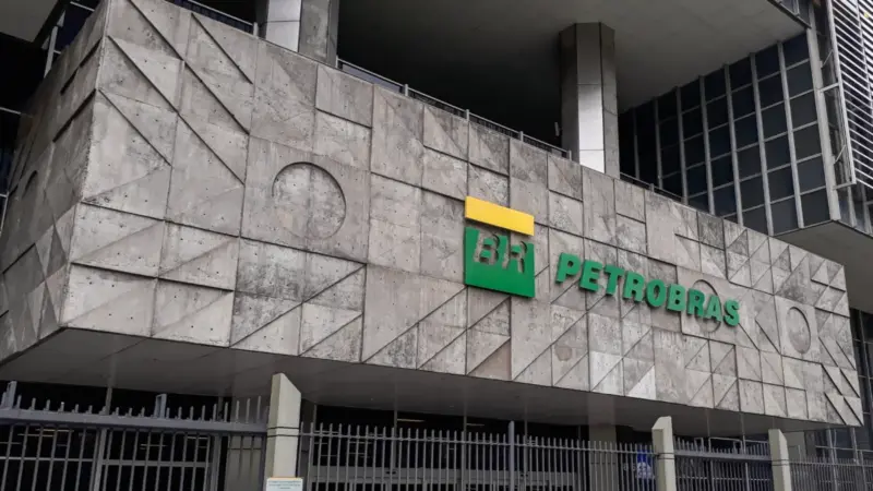 Ibovespa fecha em alta com suporte de ações da Petrobras; dólar também sobe