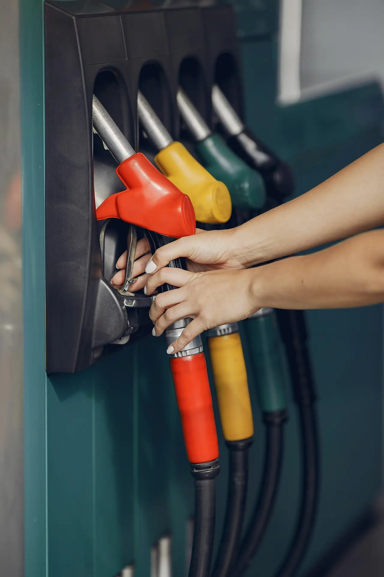 Abastecer o carro consumiu menor parte do orçamento das famílias no fim de 2025