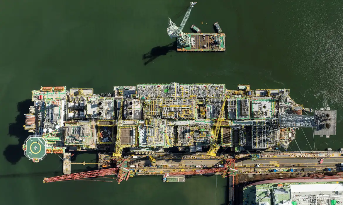 Governo estabelece taxa de 12% sobre exportações de petróleo para proteger mercado interno