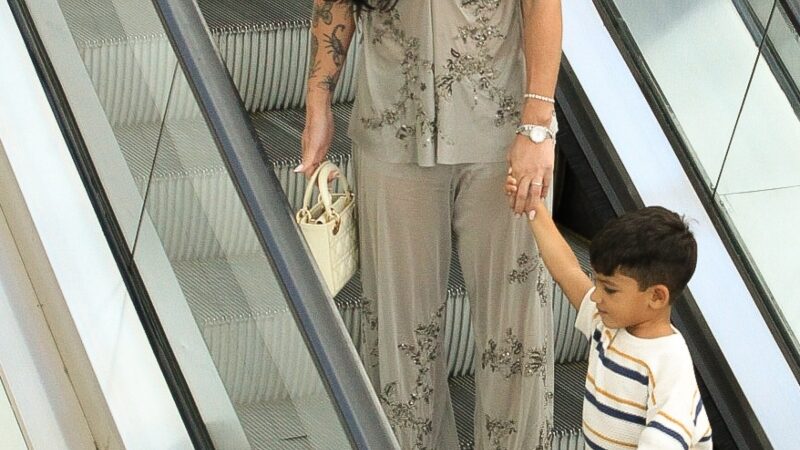 Belo é visto com a namorada Rayane Figliuzzi e o enteado Zion em passeio no Rio