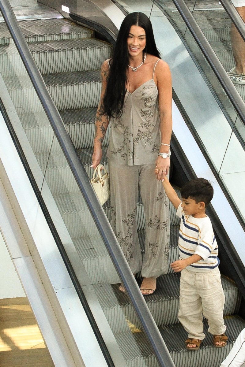 Belo é visto com a namorada Rayane Figliuzzi e o enteado Zion em passeio no Rio