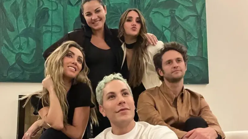 Poncho vai a show de Shakira no Estadio GNP Seguros e faz piada sobre ausência no reencontro do RBD