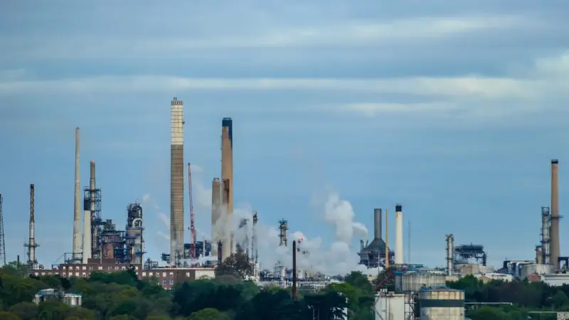 Petróleo volta a ultrapassar US$ 100/barril com escalada de tensões no Estreito de Ormuz