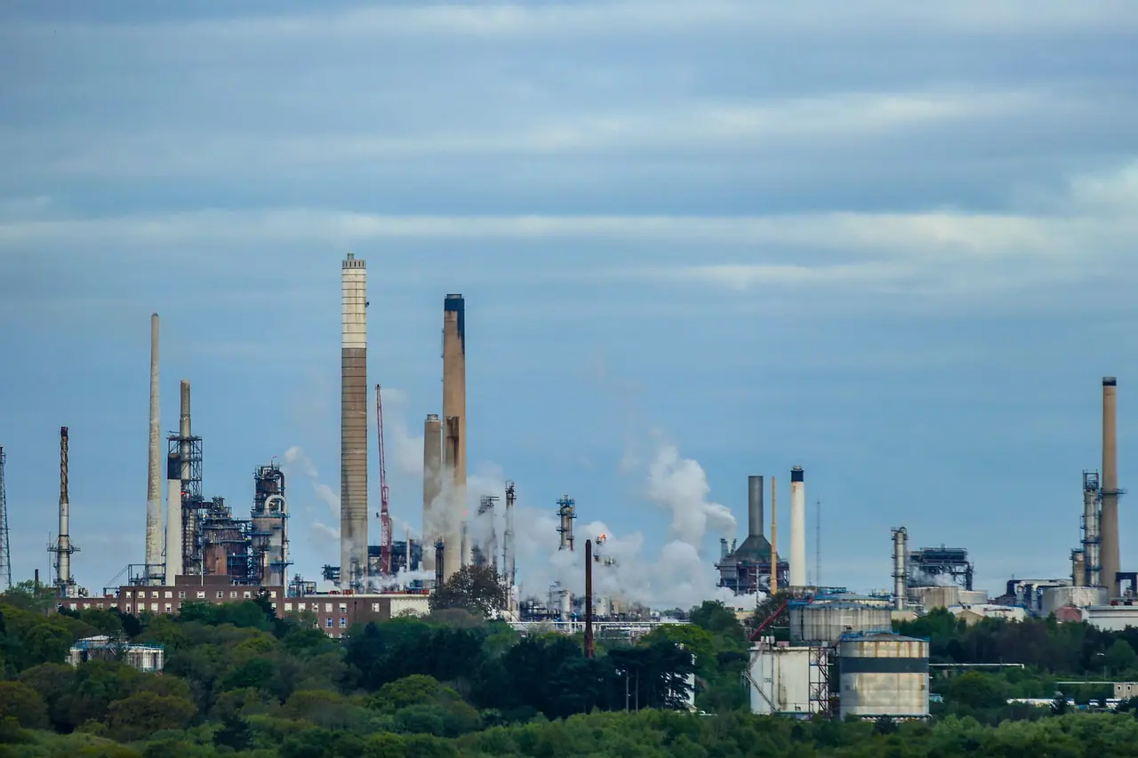 Petróleo dispara com escalada no Oriente Médio e pode registrar maior alta semanal desde a guerra na Ucrânia