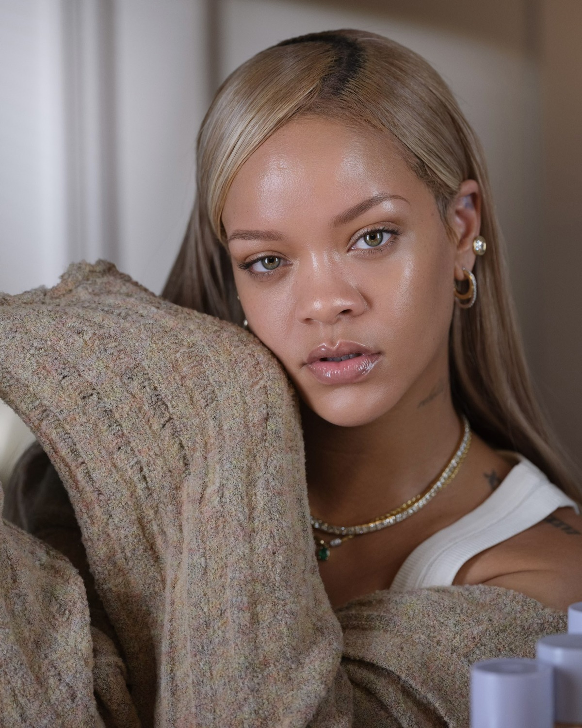 Rihanna deixa Beverly Hills após ataque a tiros à sua casa; entenda os detalhes