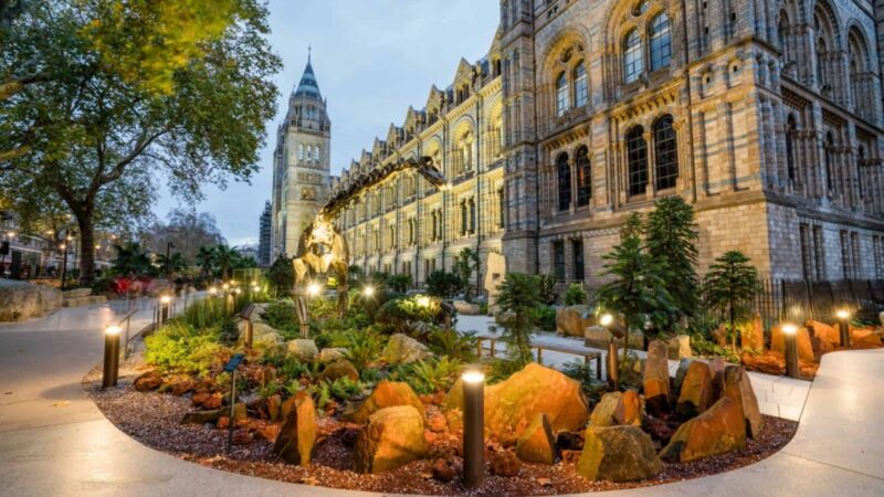 Mineral azul raro, aerinita, volta a ser exibido no Natural History Museum de Londres após 30 anos