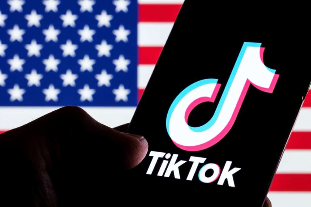 Trump e procuradora-geral Pam Bondi são processados por aprovação de venda de ativos do TikTok