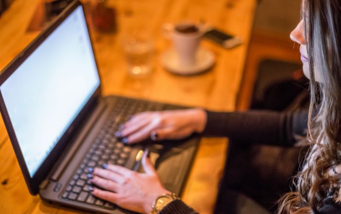 Trabalhar pela Internet: como começar a ganhar dinheiro sem sair de casa