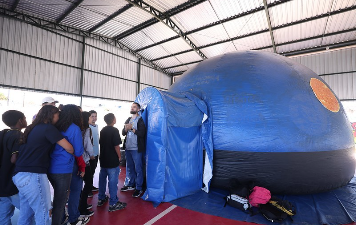 Sesc-DF leva projeções imersivas do oceano e do espaço à Escola Classe P. Norte