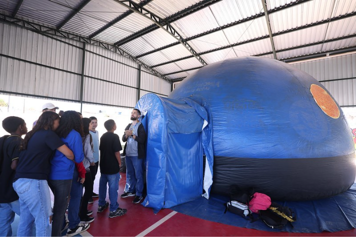 Sesc-DF leva projeções imersivas do oceano e do espaço à Escola Classe P. Norte