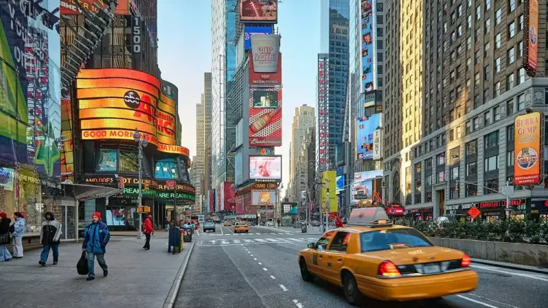 Idosos deixam subúrbios e recomeçam a vida em Nova York
