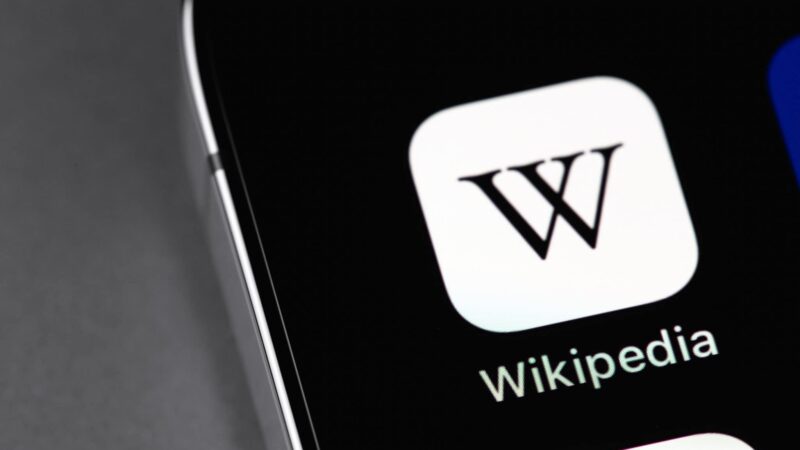 Wikipédia proíbe criação de artigos com auxílio de inteligência artificial