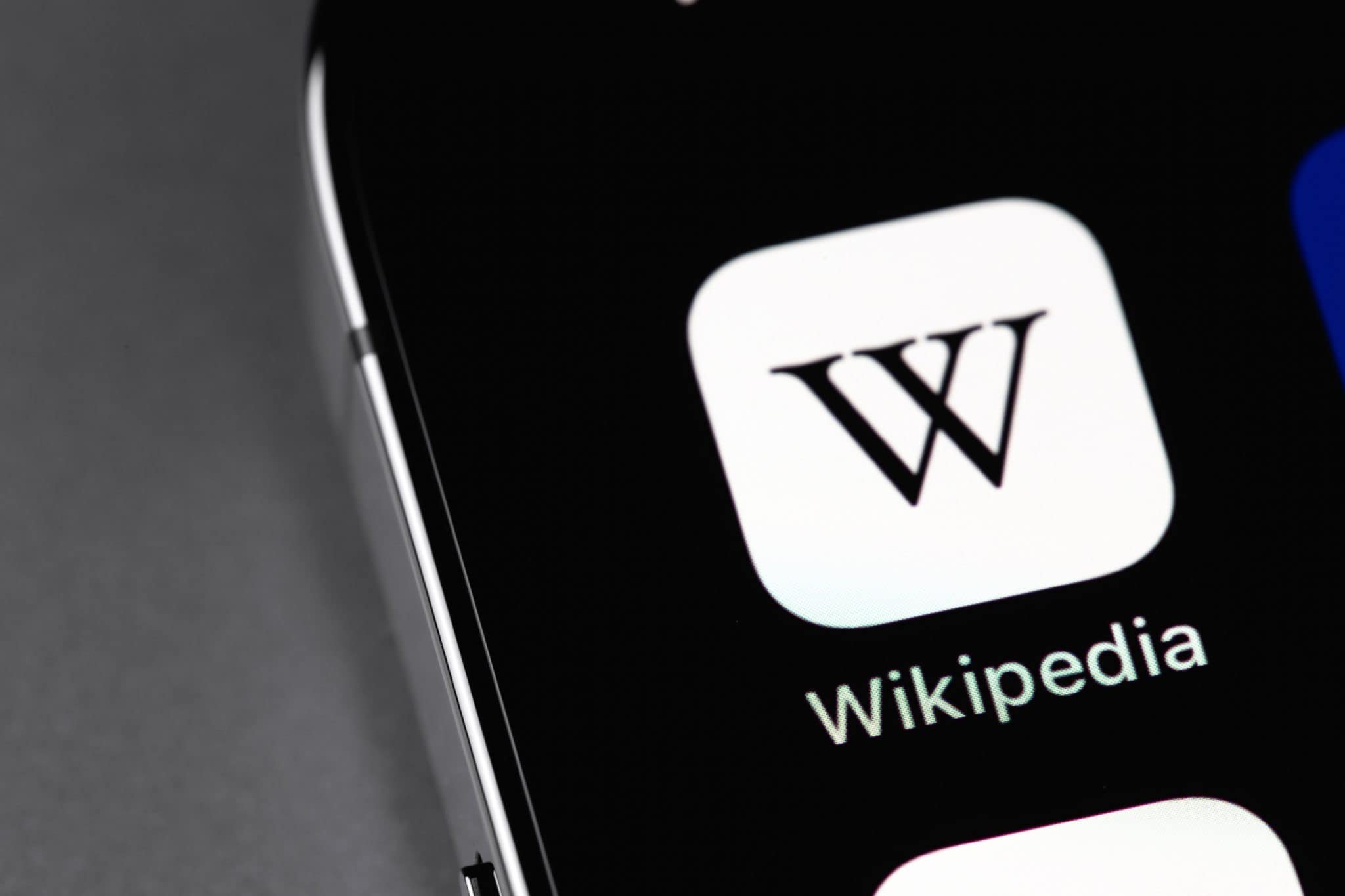 Wikipédia proíbe criação de artigos com auxílio de inteligência artificial