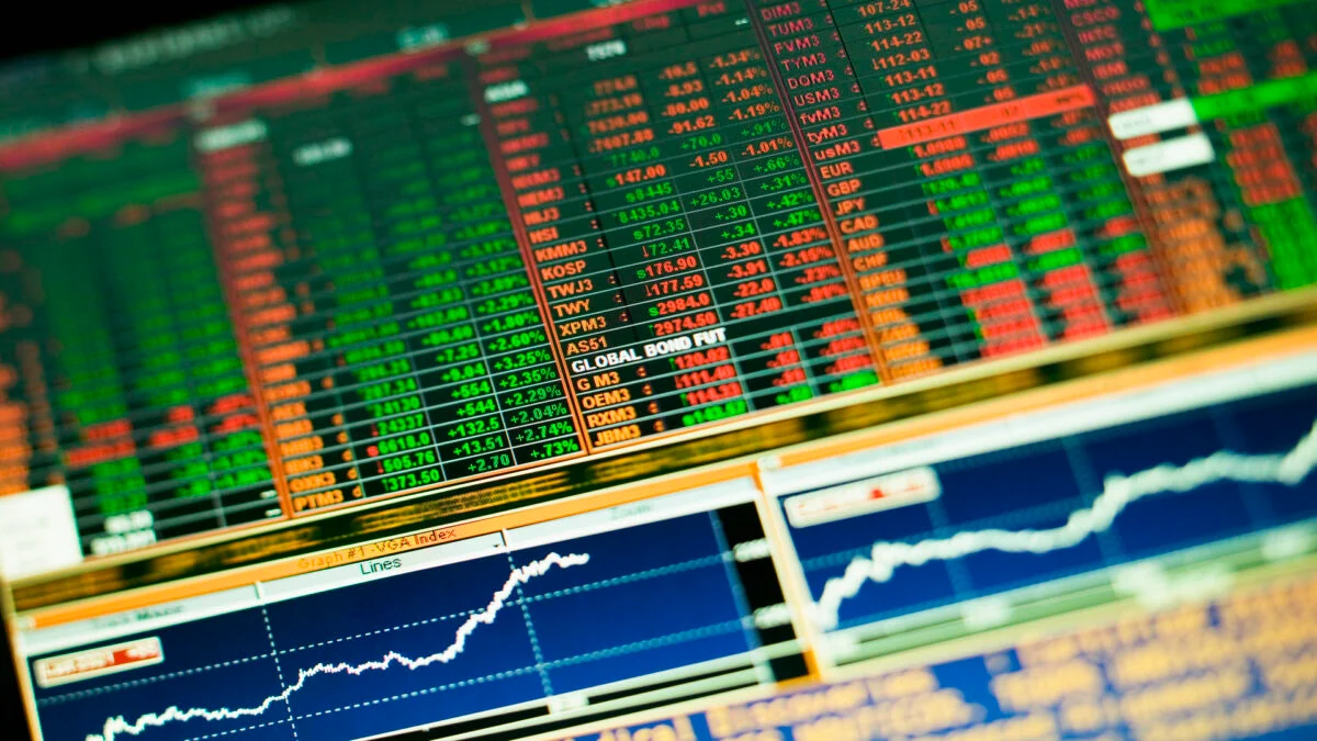 Ibovespa fecha em alta e encerra abril praticamente estável após recuo desde máximas do mês