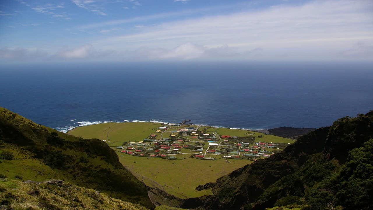 Vida em Tristan da Cunha: sem voos, com internet limitada e suprimentos trazidos por barco