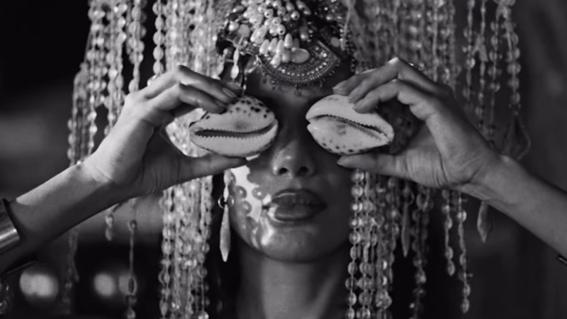 Shakira aparece no clipe de “CHOKA CHOKA” de Anitta; teaser confirma estreia