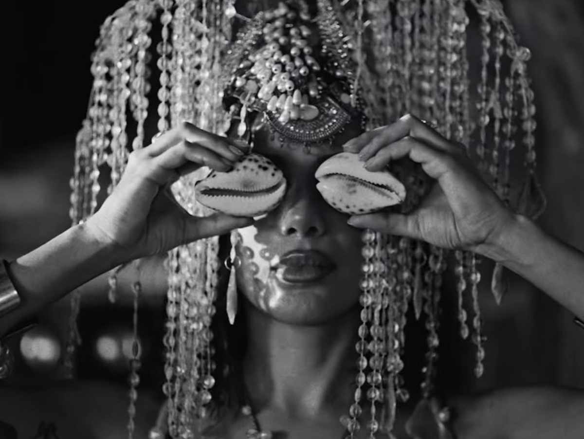 Shakira aparece no clipe de “CHOKA CHOKA” de Anitta; teaser confirma estreia