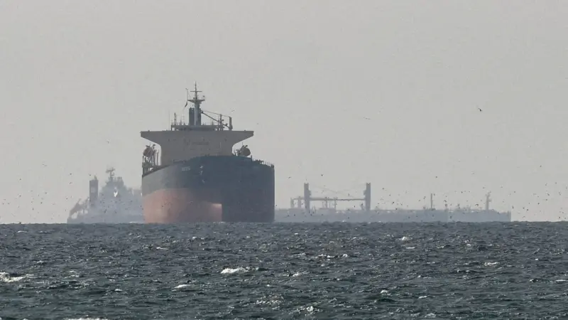 Petróleo sobe e ações japonesas recuam após ameaça dos EUA ao Estreito de Ormuz