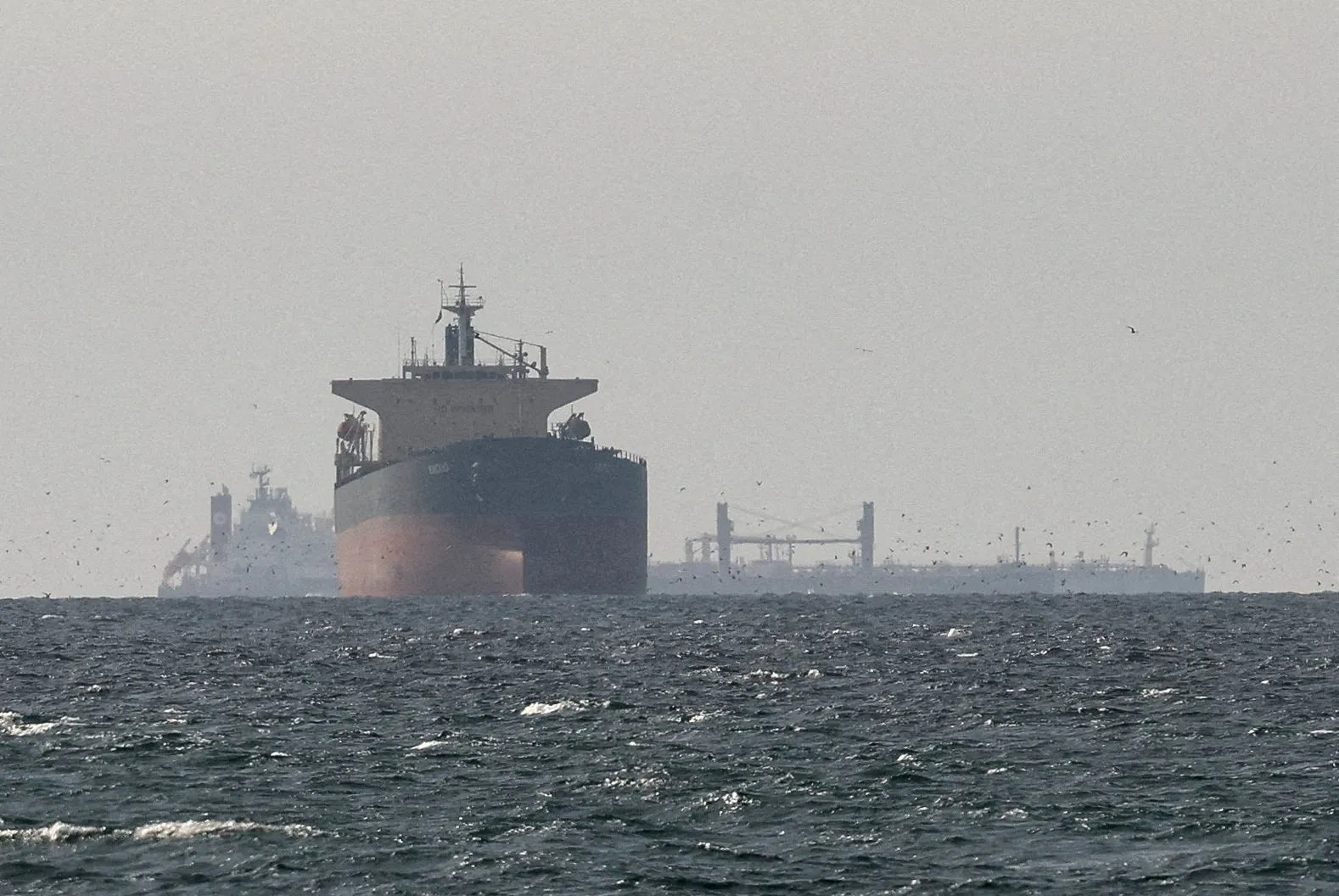 Petróleo sobe e ações japonesas recuam após ameaça dos EUA ao Estreito de Ormuz