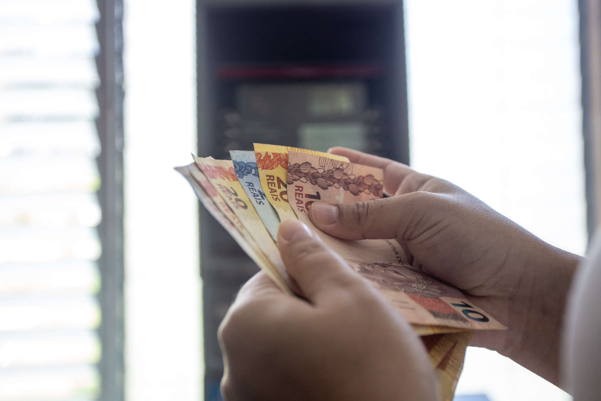 Governo avalia permitir saque de até 20% do FGTS para quitar dívidas
