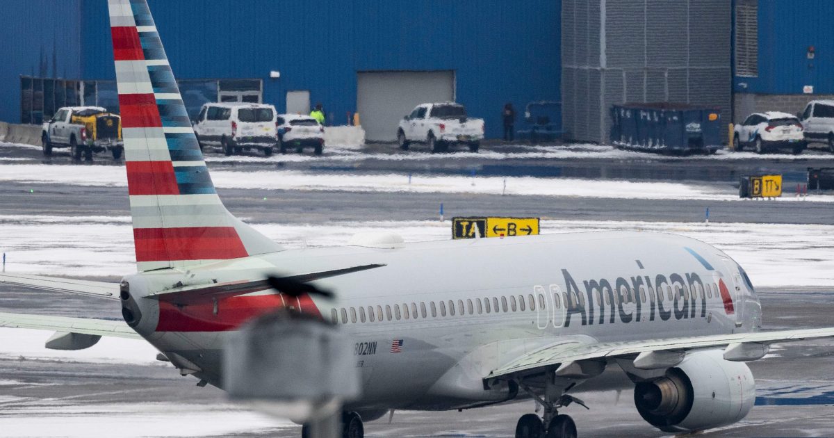 American Airlines nega interesse em fusão com United; empresas investem na Azul no Brasil