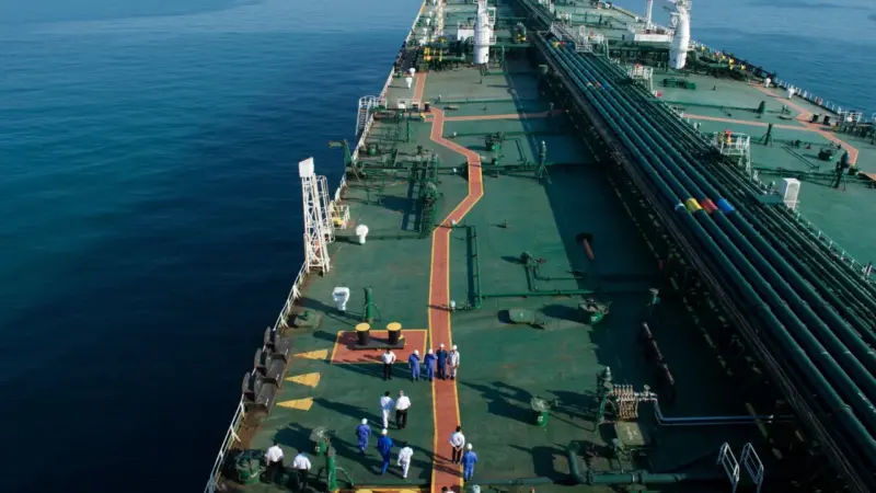 Navios fantasmas que transportaram petróleo venezuelano permanecem encalhados após queda de Maduro