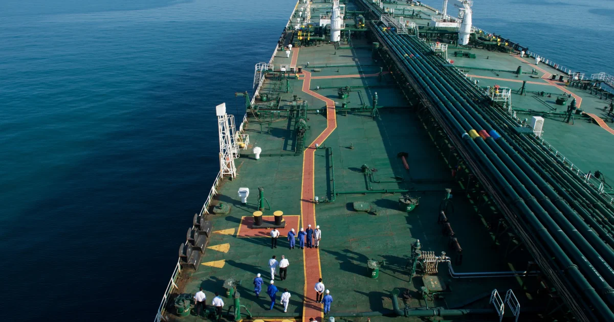 Navios fantasmas que transportaram petróleo venezuelano permanecem encalhados após queda de Maduro
